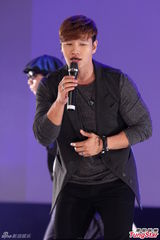 组图：金钟国穿中国传统服装 贴身抱女粉丝