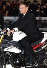 组图：《谍影4》悉尼首映 杰瑞米骑摩托入场