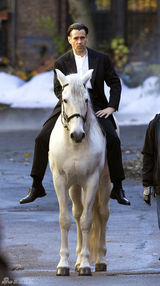 组图：科林-法瑞尔《冬天的故事》片场高骑白马