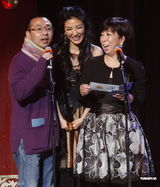 组图：黄奕出席颁奖活动 被刘仪伟逗乐仪态全无