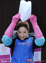组图：韩国女星王光娜为饥饿儿童腌泡菜