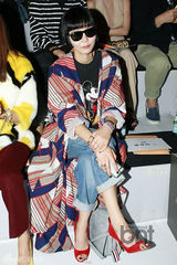 组图：孔孝真CL等助阵时装周 李秀赫亮相T台