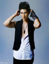 组图：何明翰写真赤膊上阵秀健美身材