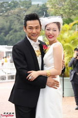 组图：杜德伟现场派发红包 新娘秀钻戒金饰贵气