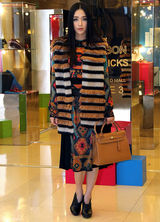 高清组图：秦岚服饰搭配 坎肩式大衣保暖新潮