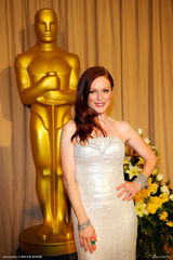 高清图：奥斯卡后台 朱莉安-摩尔与老公恩爱亮相