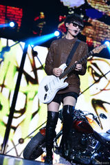 组图：李宇春青岛个唱劲歌热舞表情卖萌