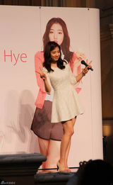 高清图：朴信惠日本会粉丝 感悟十年动情落泪