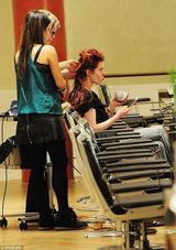 组图：英超悍将女友染发悠然自得 饮咖啡玩手机