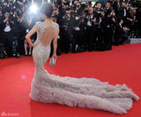 高清组图：伊娃-朗格利亚长裙亮相戛纳红毯