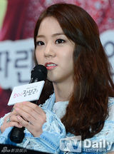 组图：韩胜妍乞丐装宣传《张宝利》吴涟序优雅