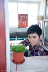 组图：李彦希学院派写真 体现随性简约生活气息