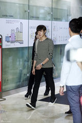 独家高清：张根硕撑品牌活动 少女时代允儿清纯