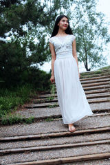 组图：马恺曼街拍LOOK百褶长裙复古