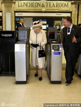 组图：凯特王妃准辣妈踩高跟 与女王亲民乘地铁