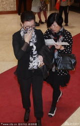 组图：宋祖英素颜捧场音乐剧 与友人畅聊