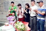 组图：戴娇倩剧组庆生 “儿子”意外现身制造惊喜