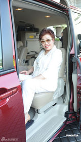 组图：黎姿双胞胎女儿庆生 小家伙神态颇似马廷强