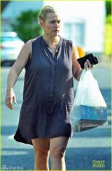 组图：38岁温斯莱特挺大肚购物 素颜显憔悴