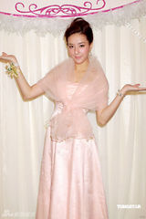 幻灯组图：唐宁着桃红婚纱扮新娘 伴娘杨爱瑾秀粉嫩