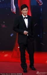 组图：尹子维黑西装亮相金像红毯笑容迷人