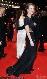 组图：海克-玛卡琪镂空长裙性感亮相电影节