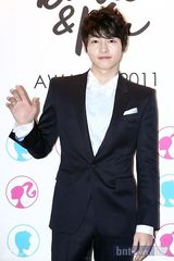 组图：韩星宋钟基UEE出席颁奖礼 黑白配夺眼球