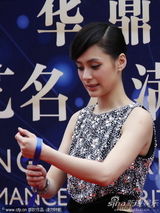 组图：阿娇(钟欣桐)镶钻裙装亮相华鼎红毯