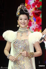 组图：宋祖英为台北演唱会彩排 华丽礼服亮相