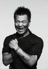 组图：吴樾黑白写真 怒放男儿本色