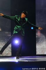 高清组图：杨钰莹白衣飘飘甜美献唱 不见岁月痕迹