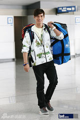 组图：金秉万黄光熙赴西伯利亚亮相仁川机场