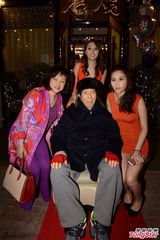 组图：何超云生日携陈山聪出席 避谈婚事