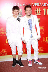 幻灯图：英皇群星出席春茗晚宴 Twins再度“合体” 