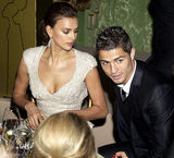 高清图：C罗携女友亮相亲密互动 伊莉娜秀美背