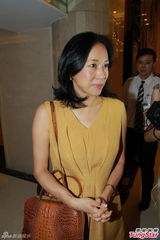 组图：朱玲玲医院二探郭晶晶 橘黄裙难掩笑颜