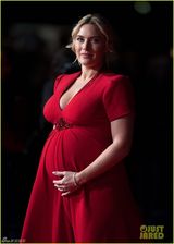 组图：温丝莱特明艳红裙手摸孕肚罩杯升级