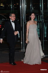 组图：富商郑裕彤孙女郑志雯出嫁 给孙女婿打满分