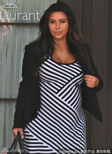 组图：怀孕卡戴珊身材走样穿条纹长裙显壮观