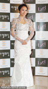 组图：韩国女星李秀英幸福完婚 着透视蕾丝裙亮相