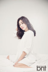 组图：“棒球女神”崔熙拍写真 显典雅之美感