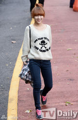 组图：众韩爱豆自信赴高考 SJ河智苑应援