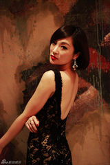 组图：方龄露背大片出炉秀古典气质