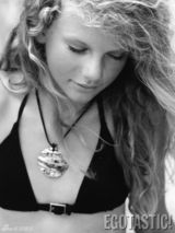 组图：斯威夫特曝青涩旧照 泡面头婴儿肥差异大