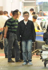 组图：张宇亮相机场神情疲惫 满头白发显沧桑