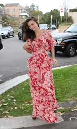 高清图：辣妈米兰达-可儿抱儿子现身 彩裙飘逸 