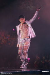 组图：许志安25周年演唱会落幕 郑秀文等捧场