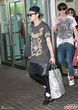 组图：韩国男团B.A.P.访港 粉丝接机送礼物