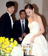 组图：韩星姜成妍与钢琴家金佳温婚礼发布会