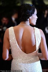 组图：女星戛纳走秀袒胸露背 紧捂私处防走光
